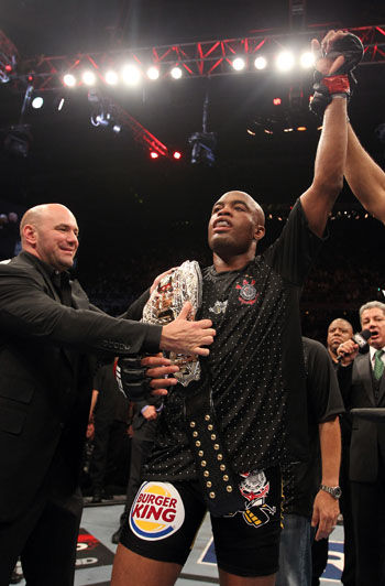 图文-ufc134期席尔瓦再演ko一幕 王者加冕金腰带