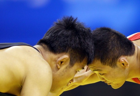 图文城运会19日摔跤赛况兰州选手李宽在比赛中