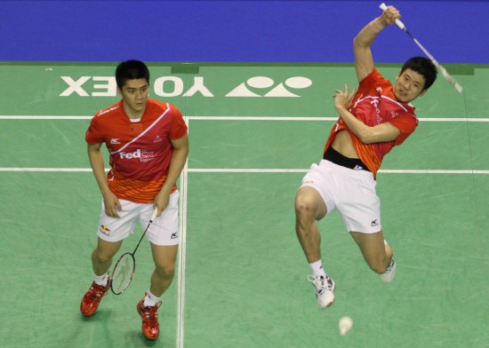 图文羽球法国赛风云组合晋级半决赛蔡赟击球进攻