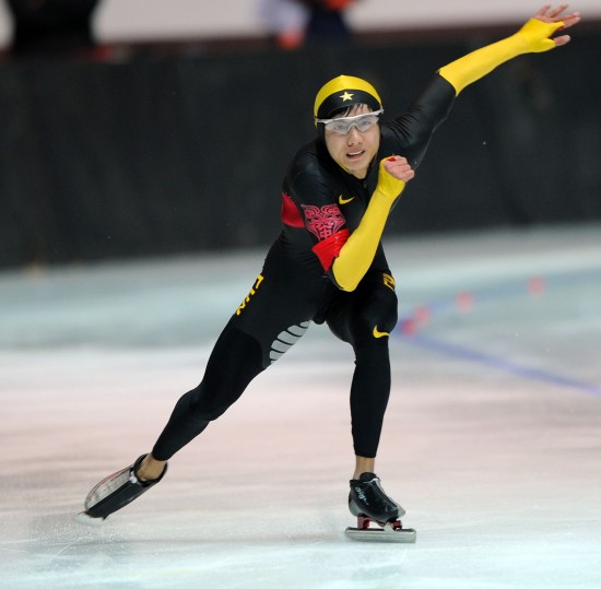 图文全国速度滑冰冠军赛赛况冠军郭强起跑瞬间