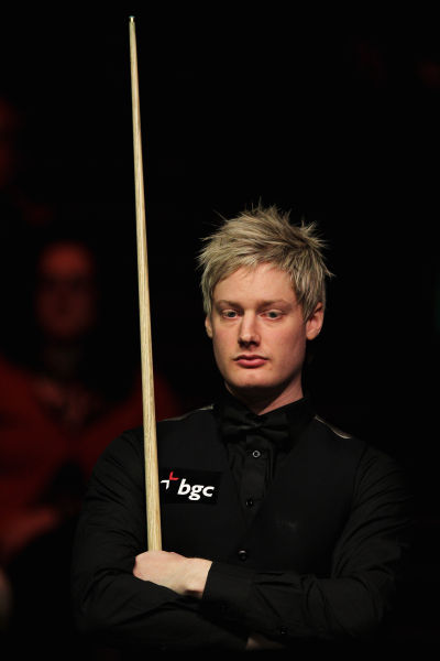 图文-斯诺克大师赛罗伯逊晋级4强 一柱擎天双虎将