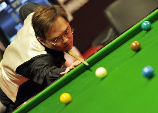 图文刘崧晋级斯诺克德国大师赛正赛击球时表情专注