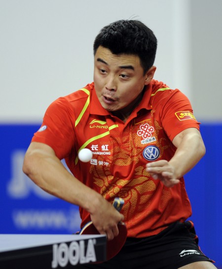 2月11日,中国选手王皓在比赛中回球.