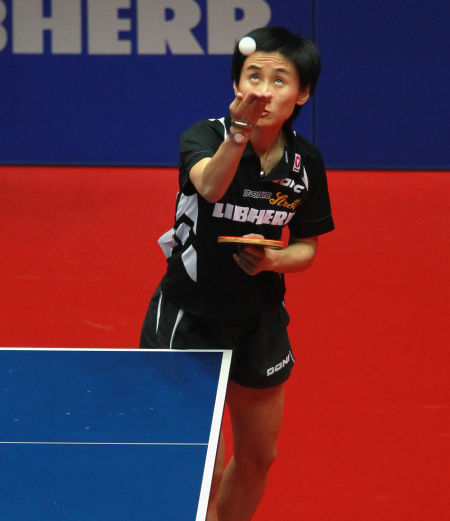 图文世乒赛荷兰31奥地利刘佳准备发球