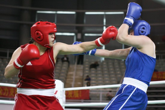 图文-全国女子拳击锦标赛落幕 李云飞左手出拳