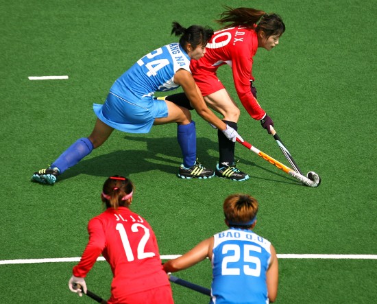 图文-全国女子曲棍球锦标赛赛况 辽宁队王娜断球