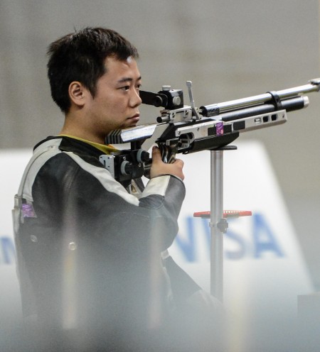 图文-男子10米气步枪董超夺冠 董超静静等待