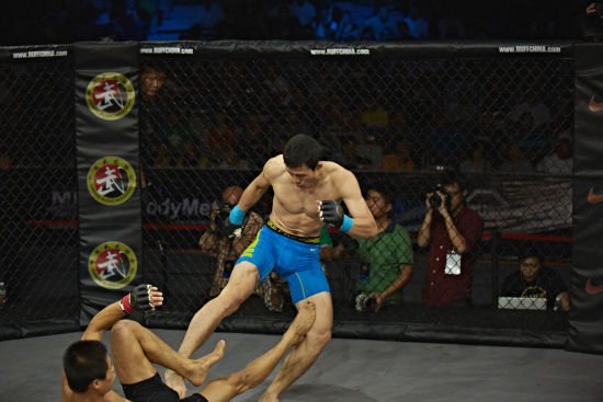 图文-锐武终极格斗第5期回顾 王冠暴踢袁春波