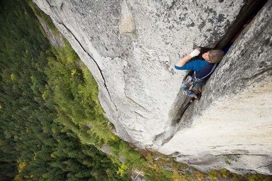 加拿大摄影师冒险拍摄绝壁攀爬瞬间(组图)