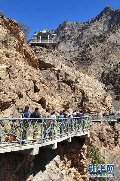 游客在苏峪口高山崖壁栈道上游览观光.