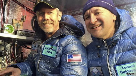美国俄罗斯飞行员乘热气球成功飞越太平洋