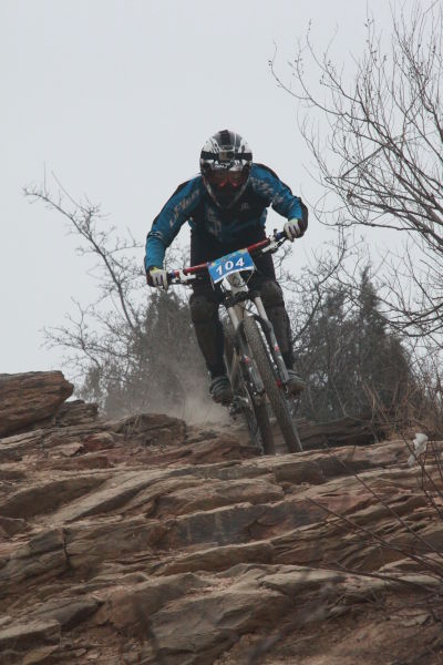 选手从迎面坡速降.