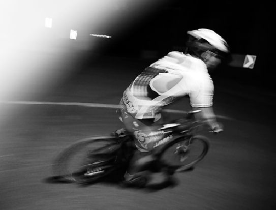 杭州龙井山夜骑者人数增多:激情危险并存