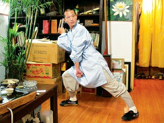 少林武僧在禅房表演少林炮拳中的一招"虎抱头"金恒少林寺内游人如织