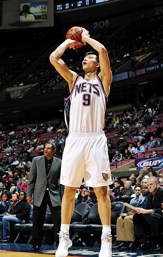 不知不觉,易建联(见右图)已经在篮网连续5场季前赛坐稳主力大前锋位置