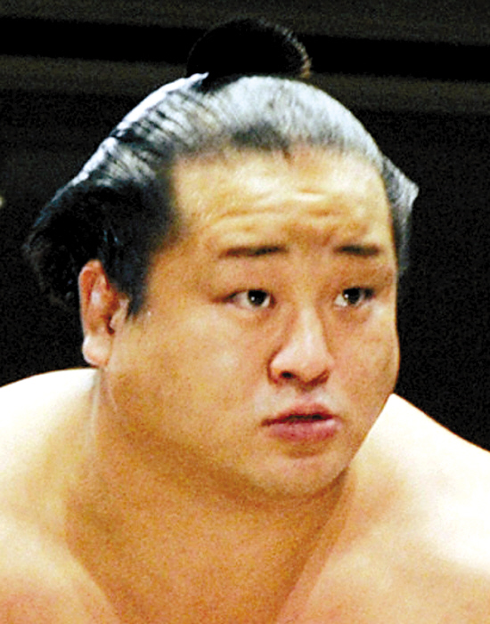 2月2日,日本相扑协会宣布,对涉嫌藏毒的日本著名相扑运动员若麒麟(上