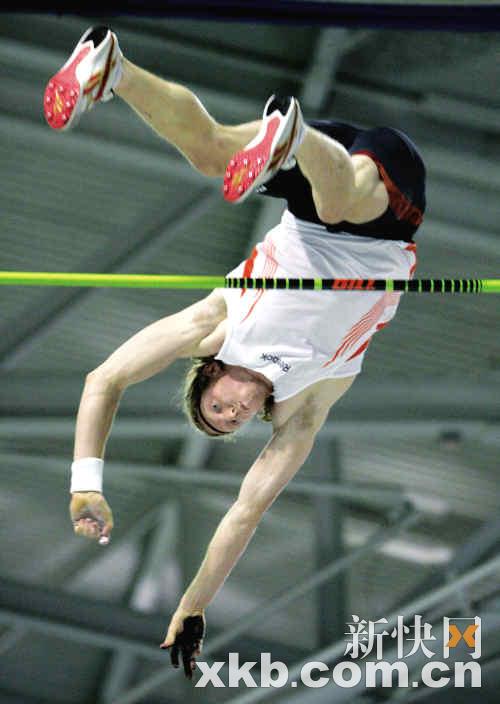 吴禄庭)北京时间昨天,澳大利亚撑竿跳名将胡克尔撑竿越过6