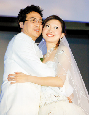 25日上午,新加坡乒乓女将李佳薇和丈夫李超在北京饭店举行婚礼