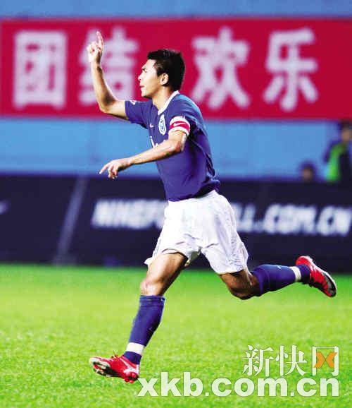 雷斯跃起头球破门,但犯规在先,进球无效;82艾雷尔森禁区内踢倒迪亚戈