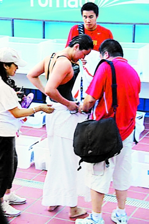 庞佳颖泳衣破裂疑走光