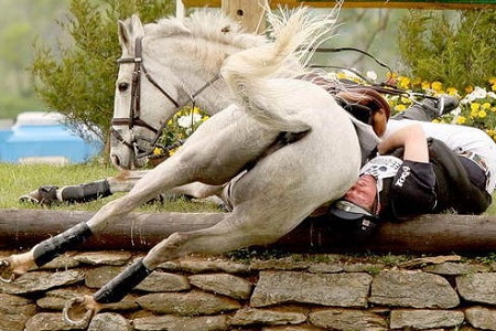 早报讯 美国当地时间4月24日,肯塔基州列克星敦市,英国骑手里德·唐恩