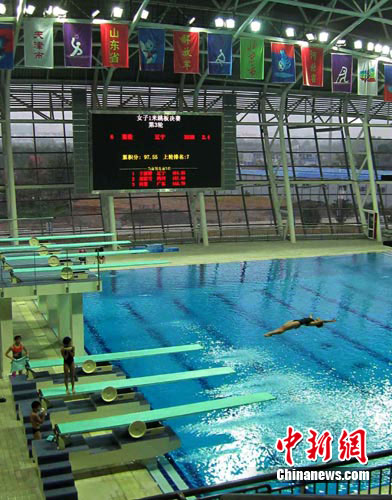 图为正在日照游泳馆内举行的2010全国水上运动会跳水测试赛比赛.