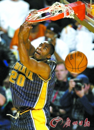 广东告别死神迎来扣篮王 臂展惊人几乎"双手过膝"