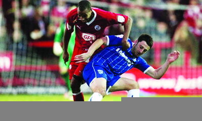 英超后卫射门竟致阴囊撕裂