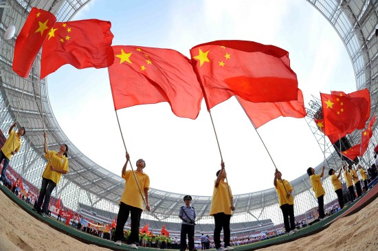 正文  10月19日,旗手们在亚运会火炬传递惠州站启动仪式上挥舞国旗