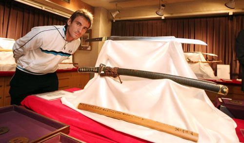 图文罗布雷多在东京耍起武士刀一起合张影