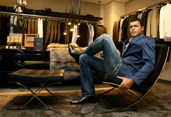 图文型男特松加大变身耍酷悠闲翘起二郎腿