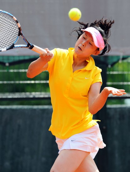 图文-大运会网球中国女单被淘汰 岳青惨遭横扫