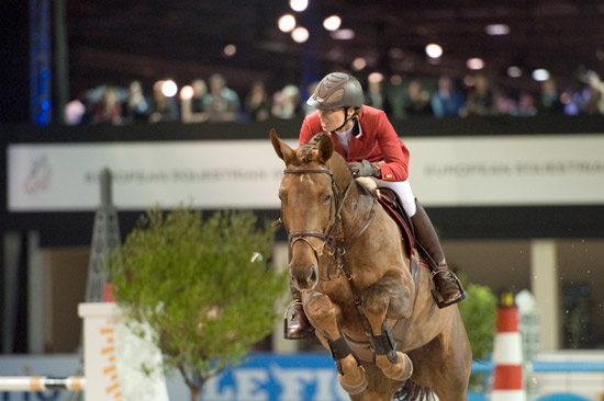 图文辛吉斯参加马术比赛重摔下马公主飒爽英姿