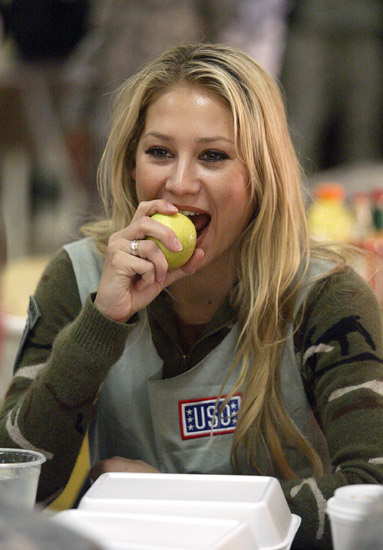 新浪体育讯 伊拉克纳西里耶18日消息,俄罗斯网坛美女库尔尼科娃当地