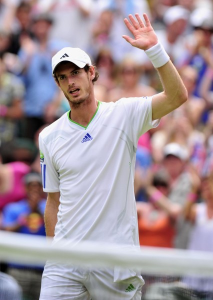 网球锦标赛男单第四轮比赛中,英国选手默里以3比0战胜法国选手加斯凯