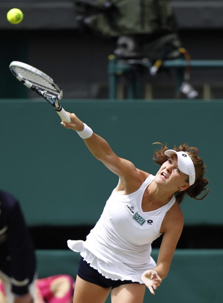 图文-拉德万斯卡晋级决赛 拉德万斯卡发球