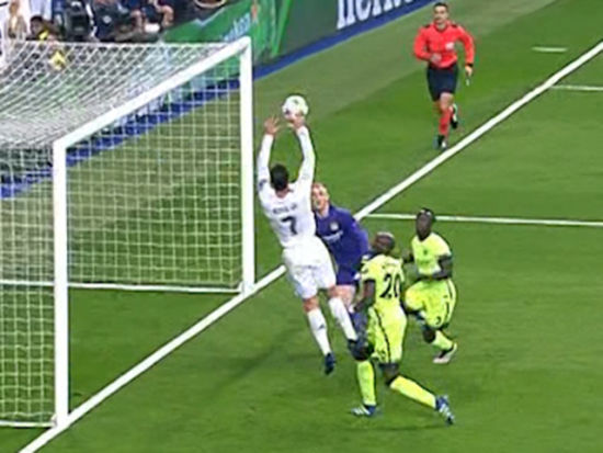 贝尔回头望月中横梁 C罗上演搞笑花式扣篮