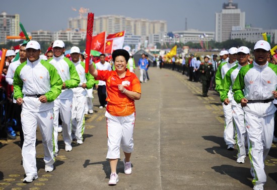 图文-广州亚运会火炬在阳江传递 火炬手江春燕