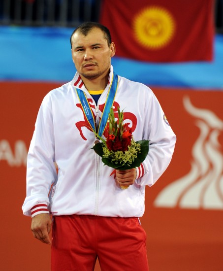 11月22日,吉尔吉斯斯坦选手贾纳尔别克-肯杰夫在颁奖仪式上.