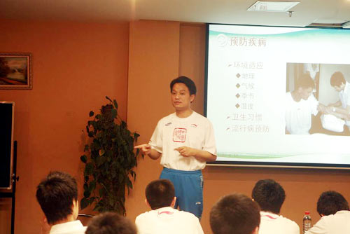 洪平博士在进行讲座2009年李宁中国篮球选秀营立志打造成最专业的篮球